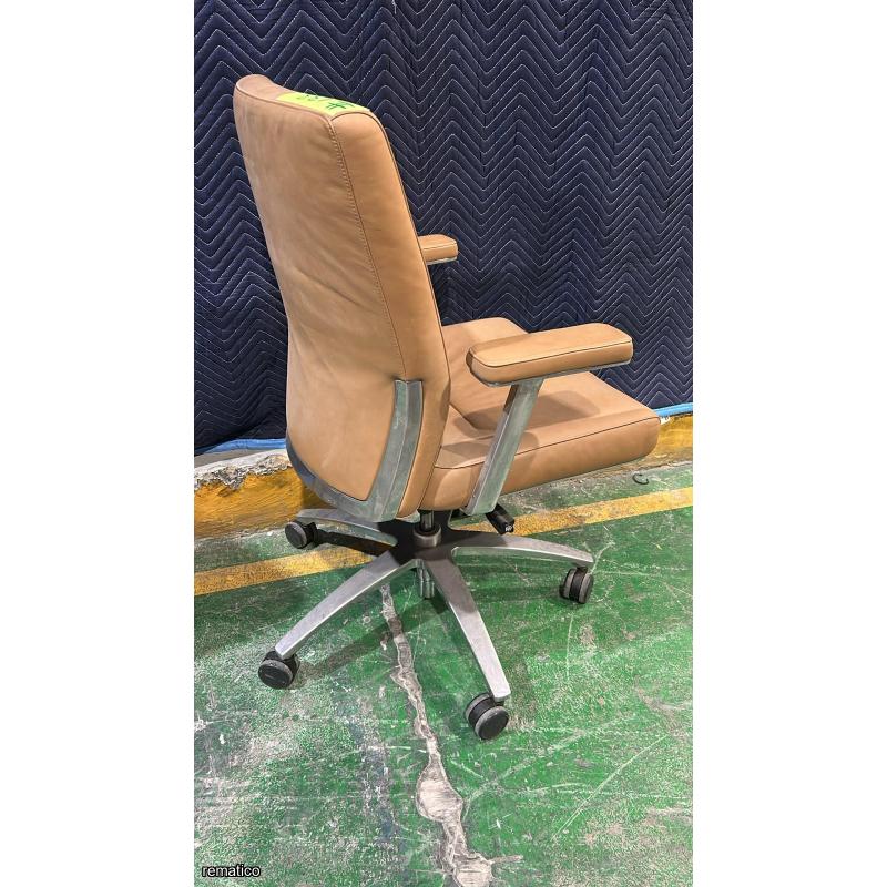 Silla giratoria, de cuero Item133