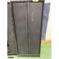 3 Gabinetes metálicos, Item94
