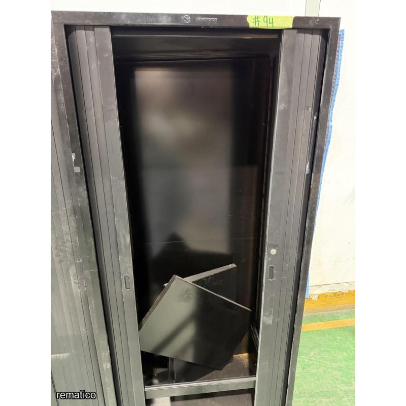 3 Gabinetes metálicos, Item94