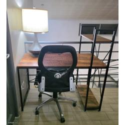 Escritorio con silla.