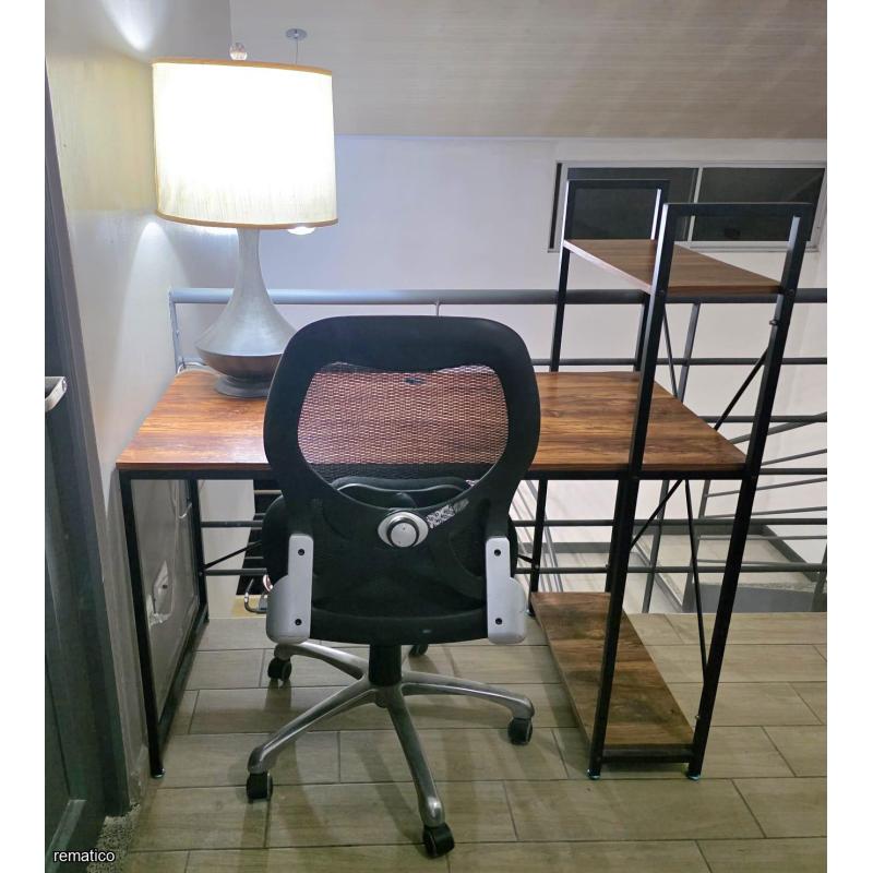 Escritorio con silla y lampara.
